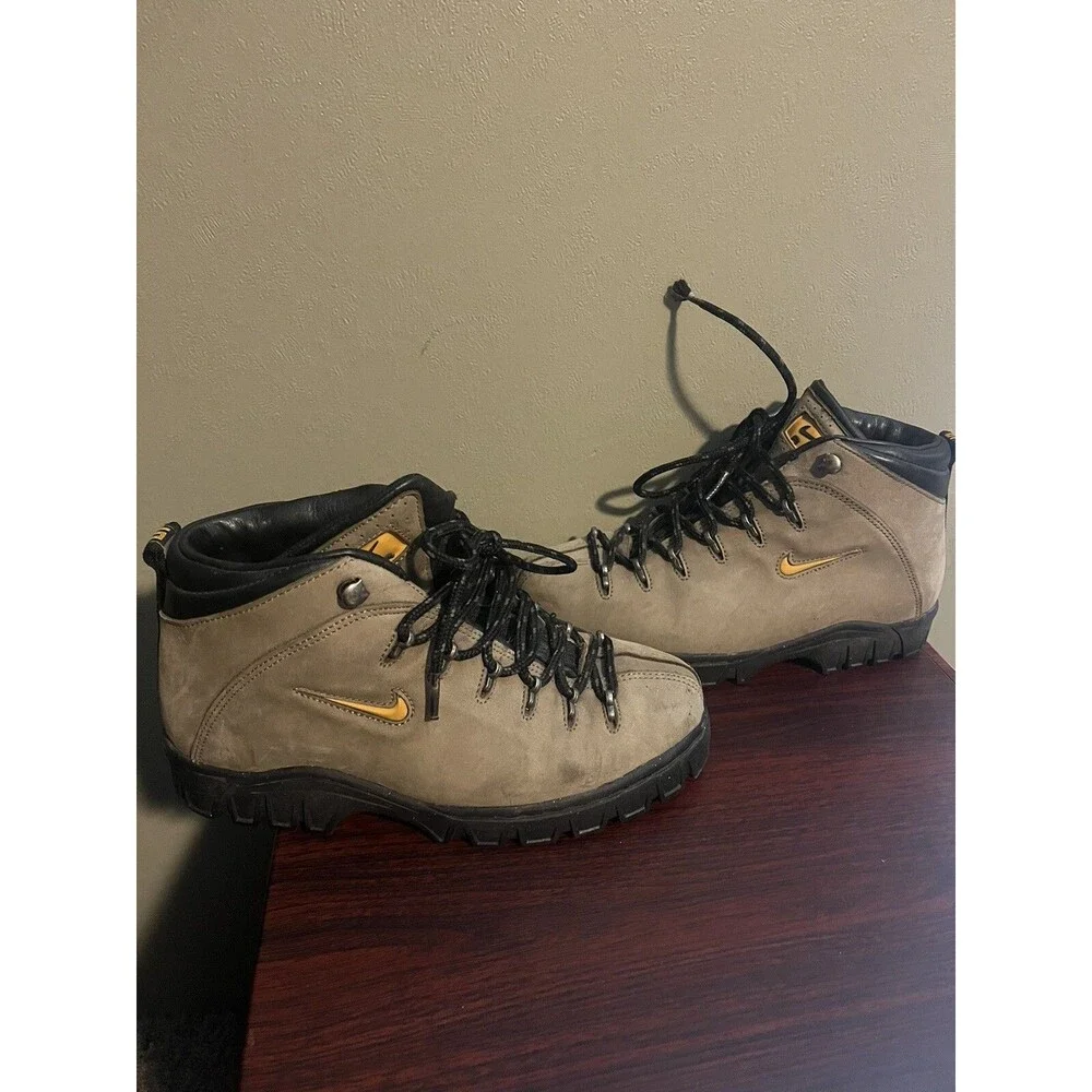 Nike Air ACG Hiking Boots Womens 7 US Leather High Top Vtg Y2K 148035-271